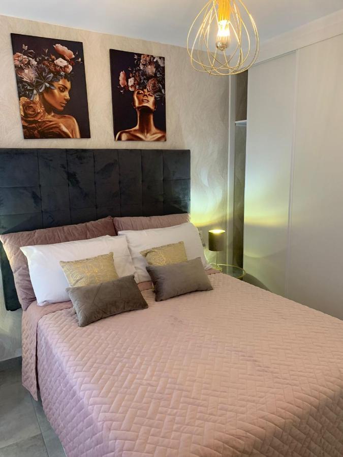 פואנגירולה Los Boliches Holidays Suites מראה חיצוני תמונה